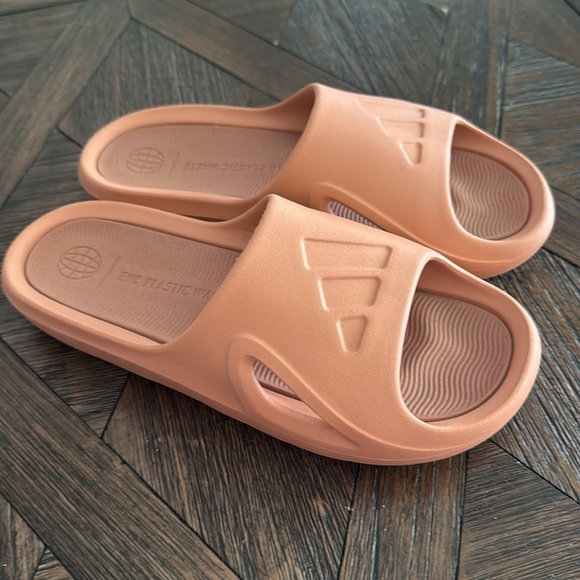 Adidas Unisex Adicane Slide Sandal M9/W10 – Like New! - Picture 2 of 6